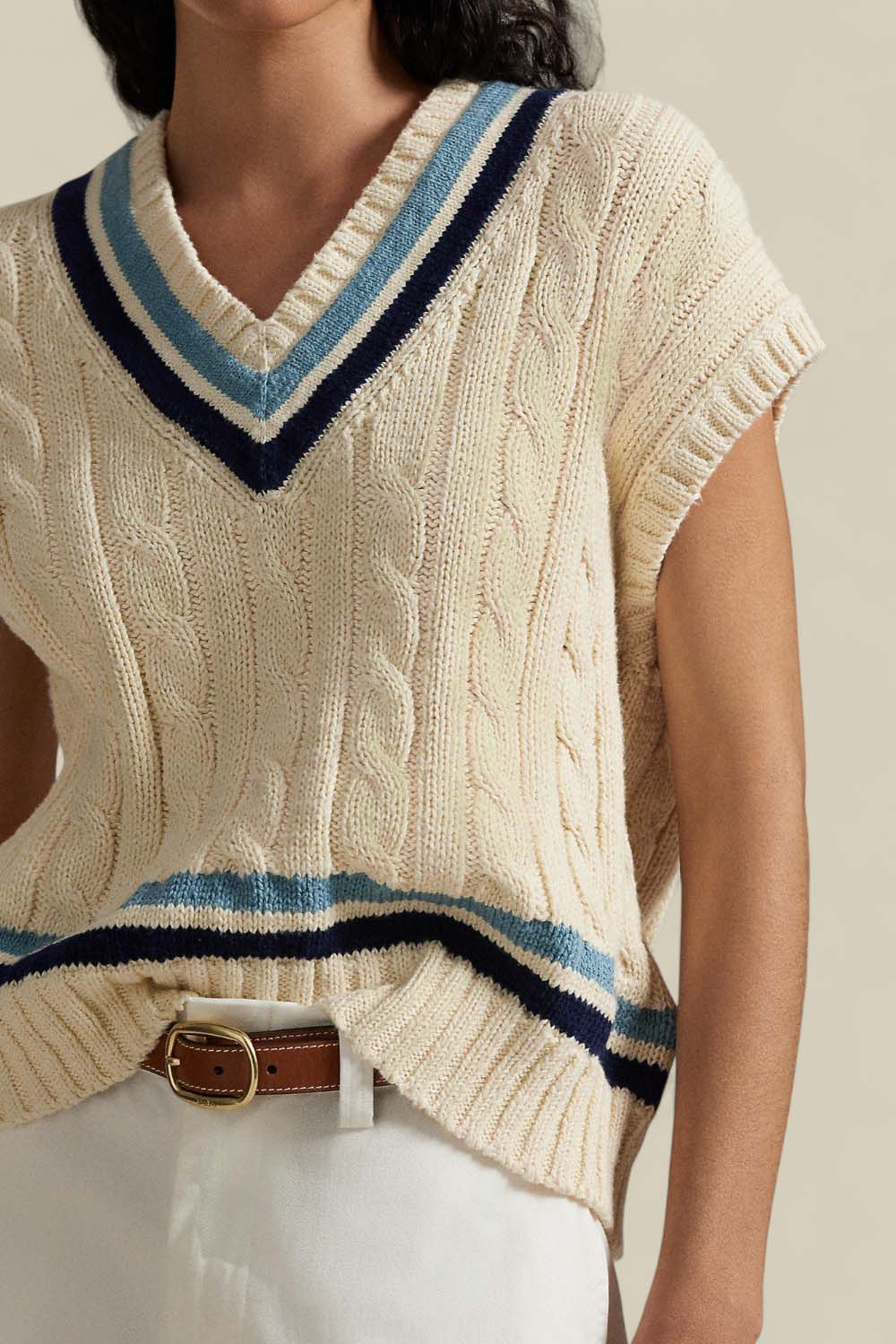 תמונת תקריב דוגמן של אפודה עם צווארון וי