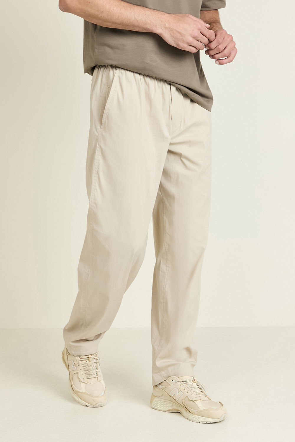 תמונת דוגמן קידמית של Poplin Relaxed-Fit Pant