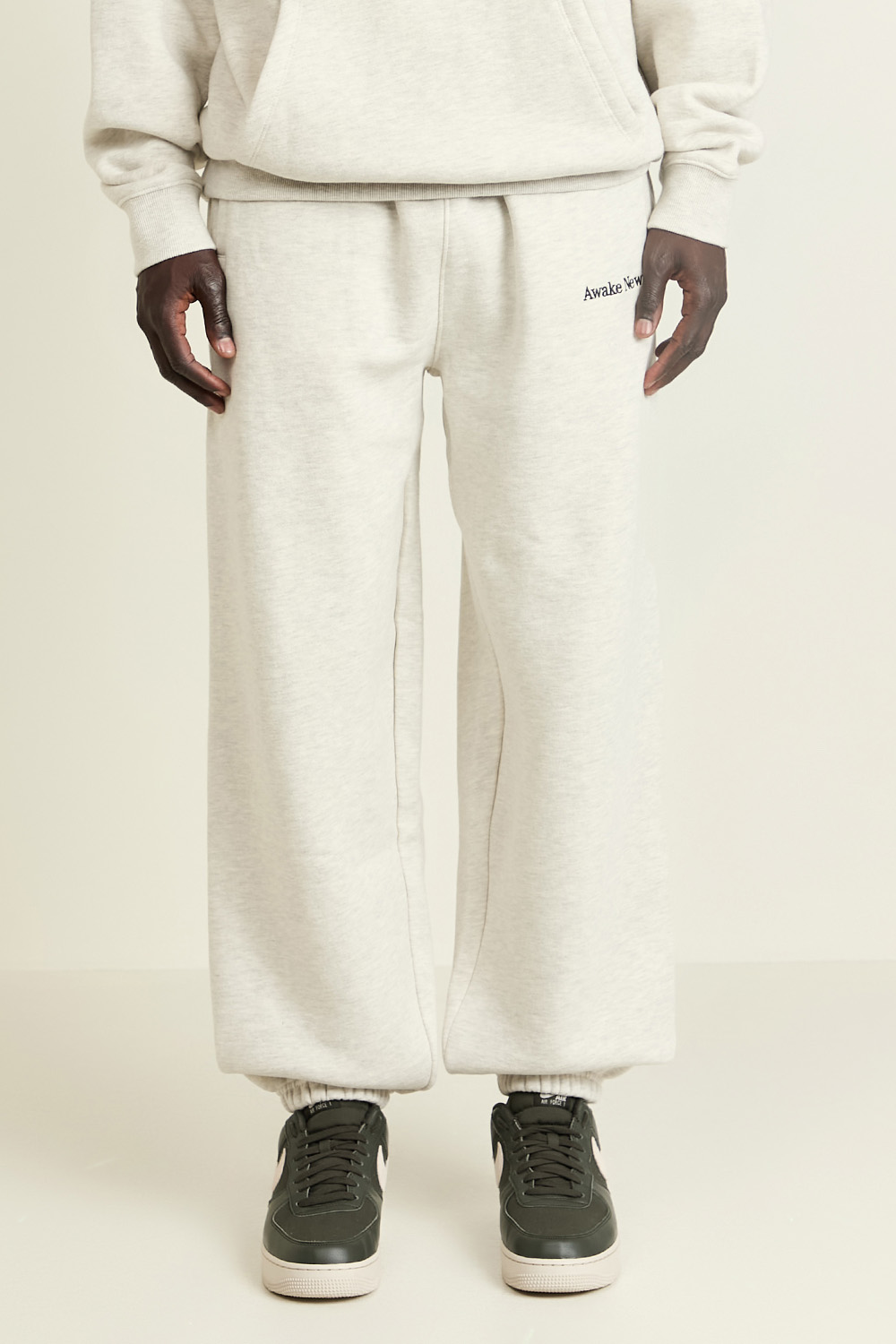 תמונת דוגמן קידמית של מכנסי ג'וג ארוכים