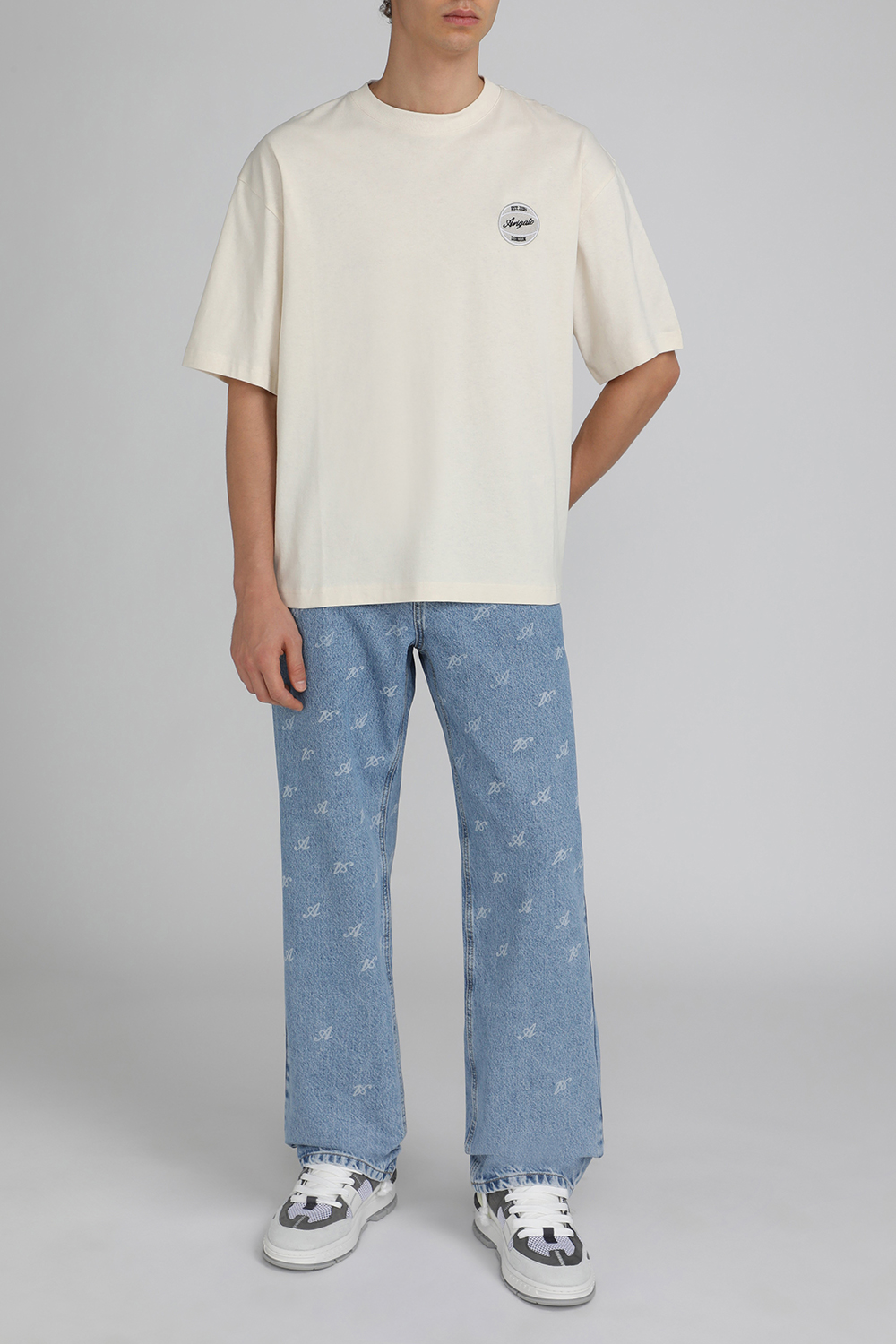 תמונת דוגמן קידמית של נעלי סניקרס