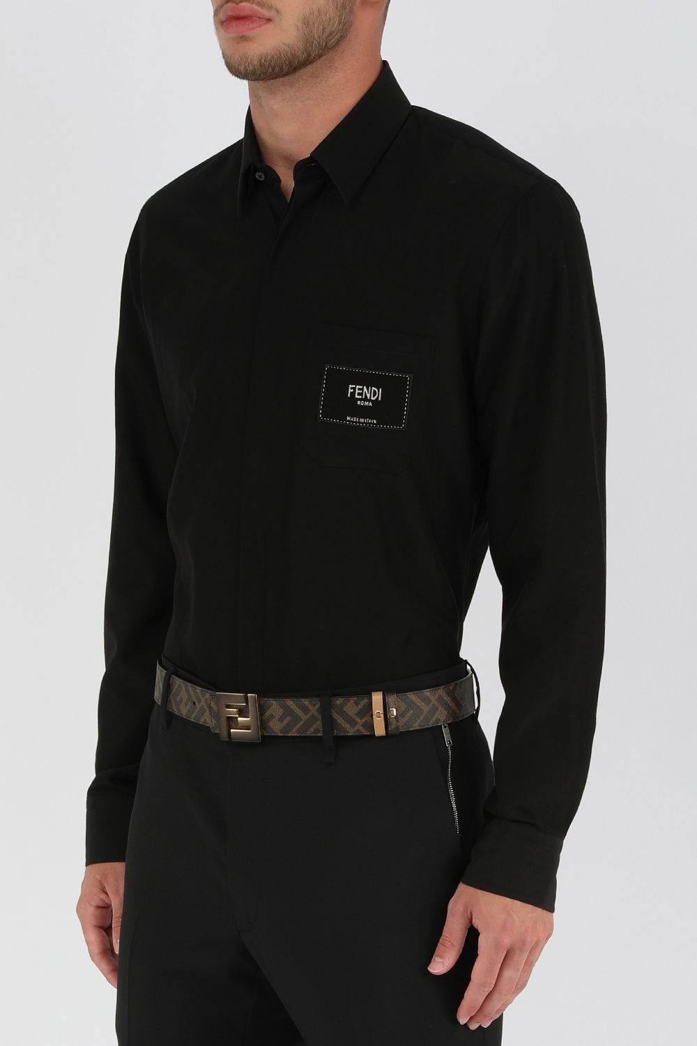 תמונת דוגמן קידמית של חולצה מכופתרת שחורה עם תגית לוגו