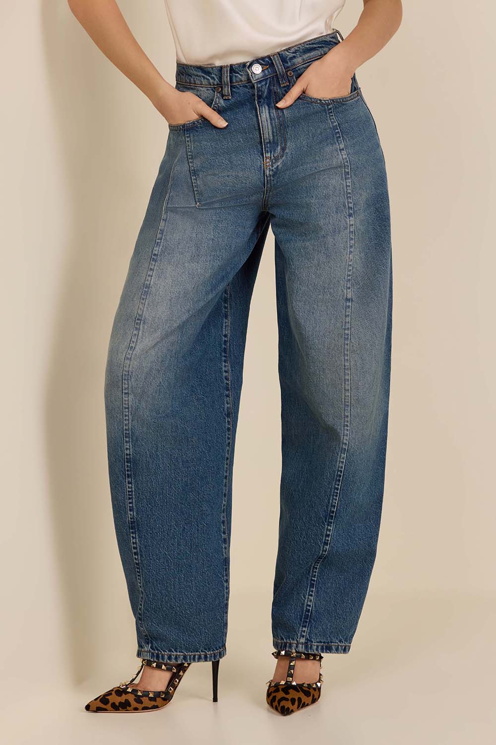 תמונת דוגמן קידמית של מכנסי ג'ינס בגזרת בלון