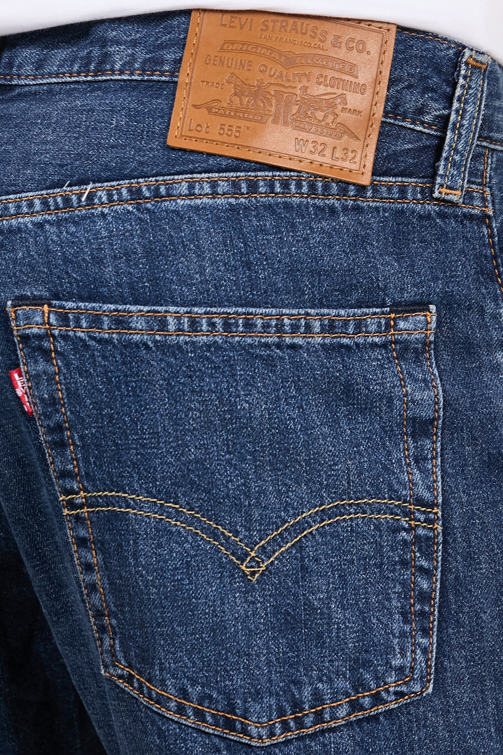 תמונת תקריב דוגמן של מכנסי ג'ינס 555