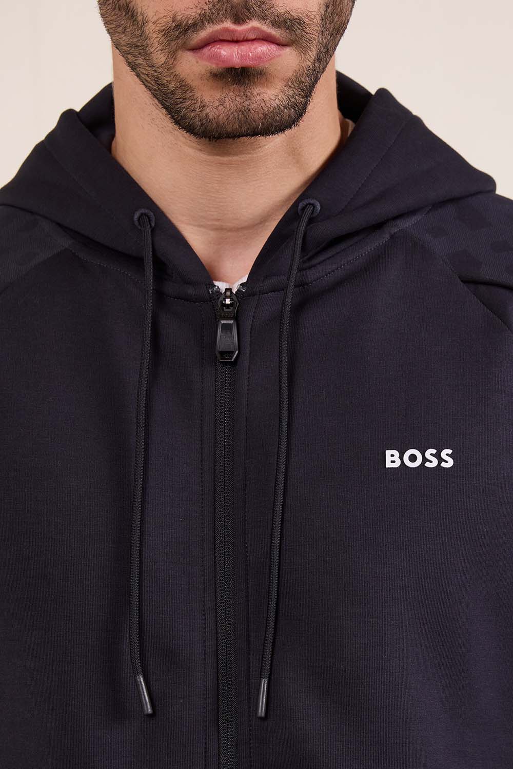 תמונת תקריב דוגמן של חליפת טרנינג