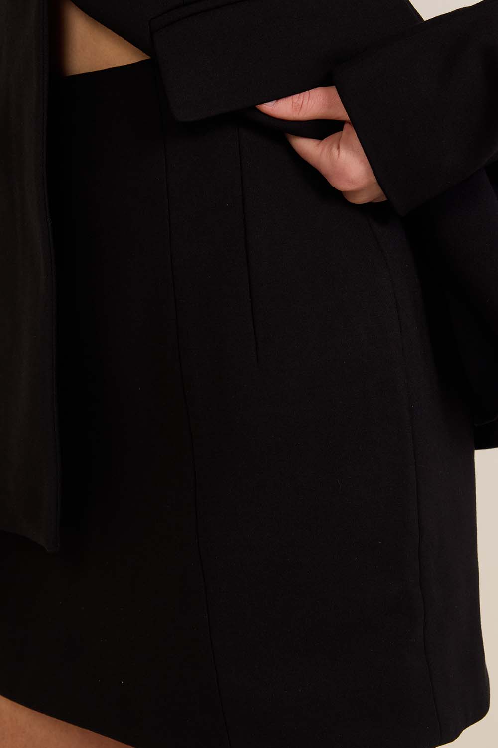 תמונת תקריב דוגמן של חצאית מיני