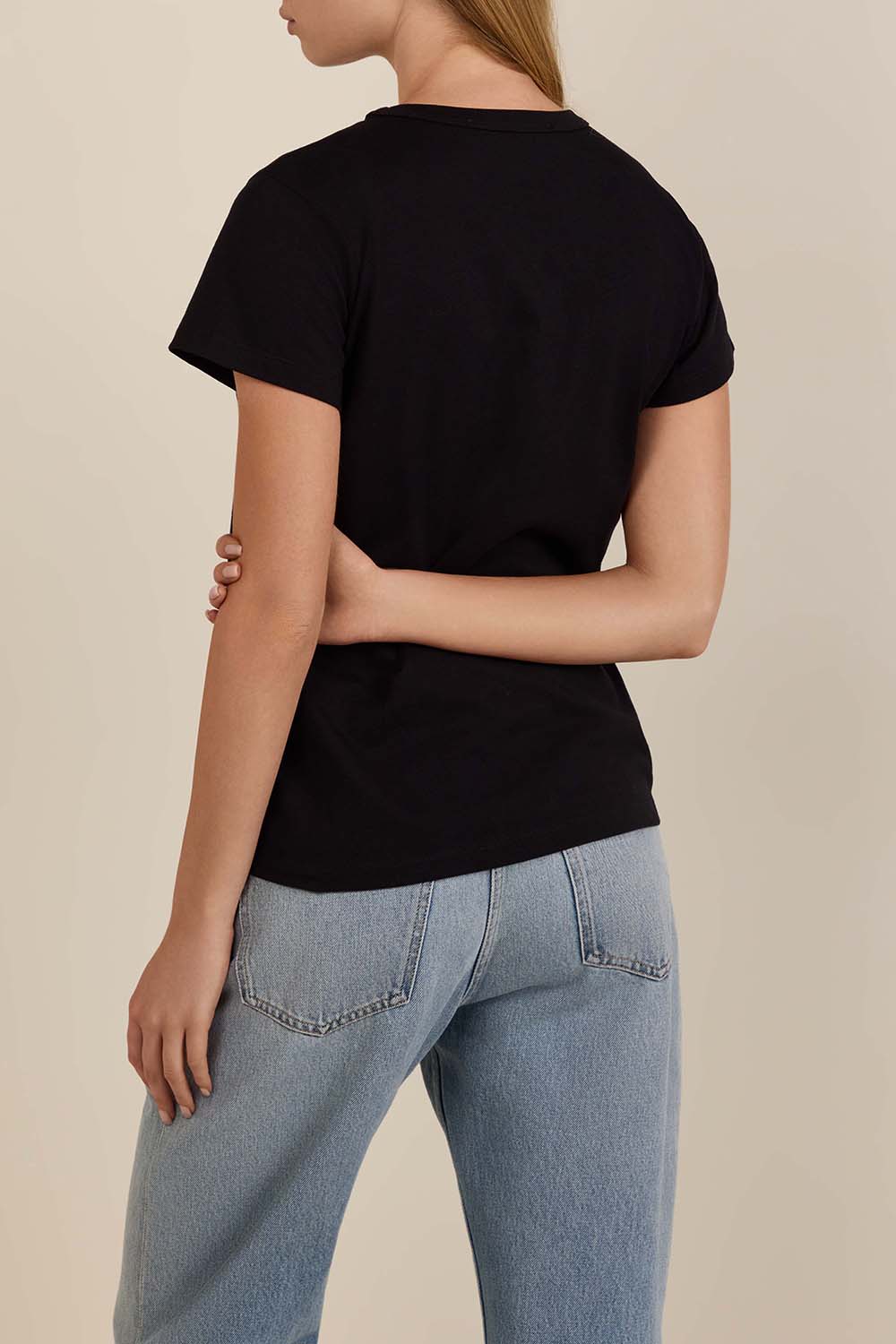 תמונת דוגמן אחורית של חולצת טי