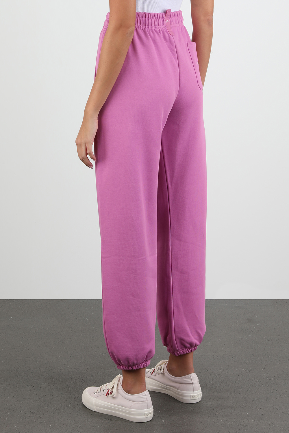 תמונת דוגמן אחורית של מכנסי טרנינג בוורוד