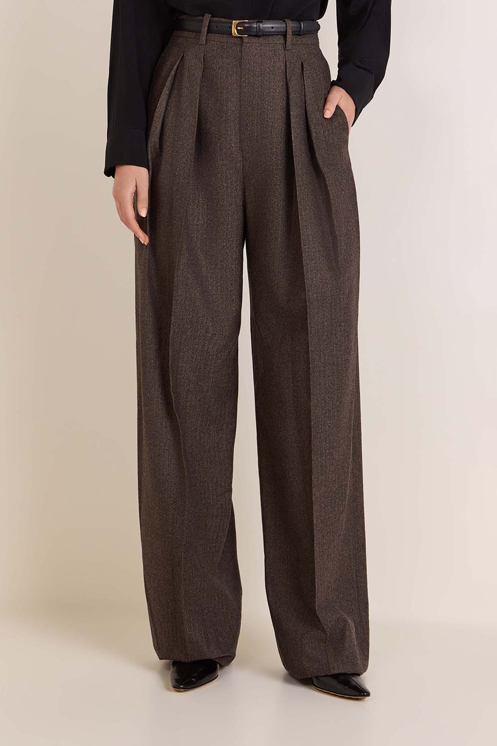 תמונת דוגמן קידמית של מכנסי קפלים מחוייטים