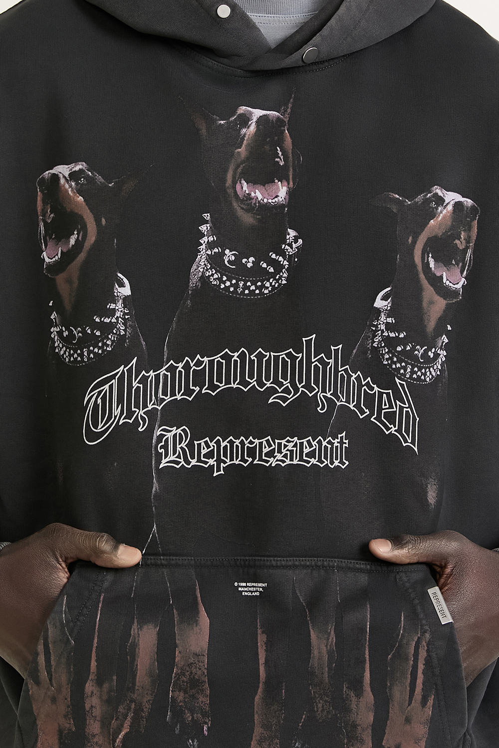 תמונת דוגמן אחורית של סווטשירט קפוצ'ון