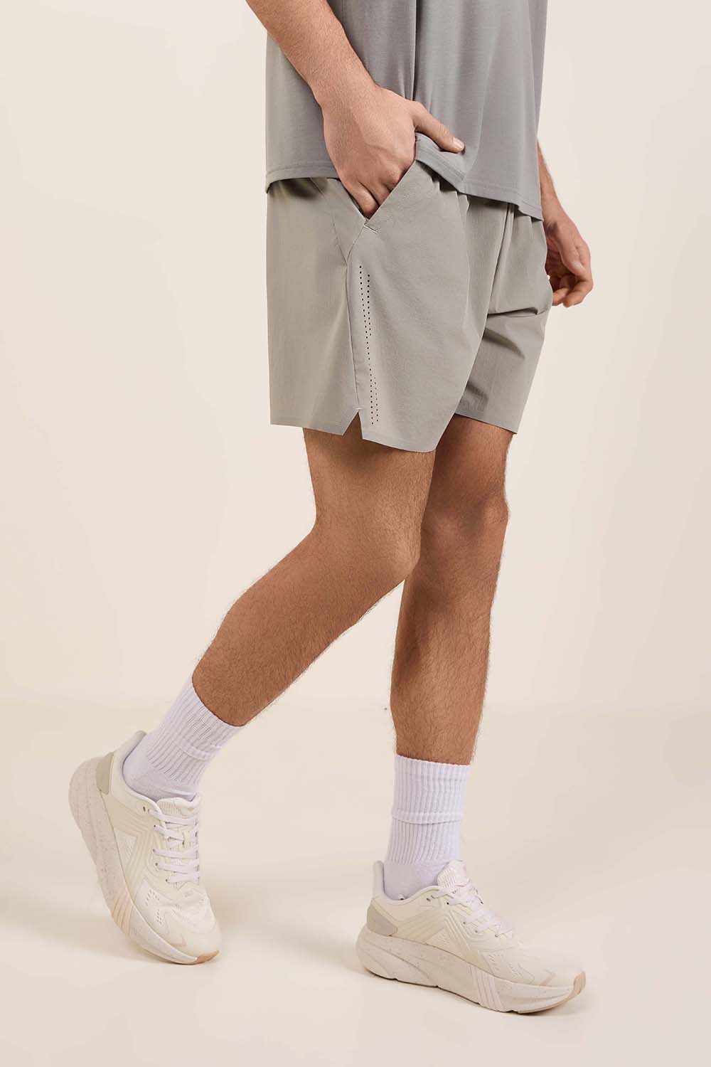 תמונת דוגמן קידמית של מכנסי אימון קצרים