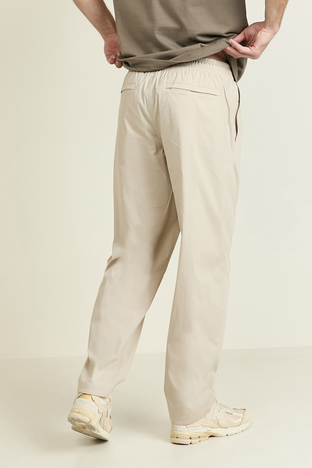 תמונת דוגמן אחורית של Poplin Relaxed-Fit Pant