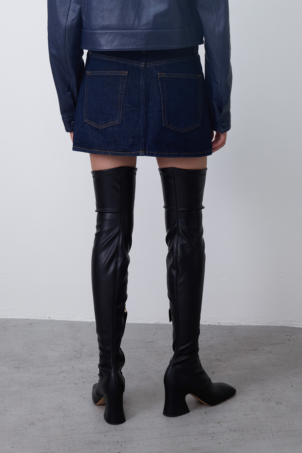 תמונת דוגמן אחורית של חצאית מיני ג'ינס