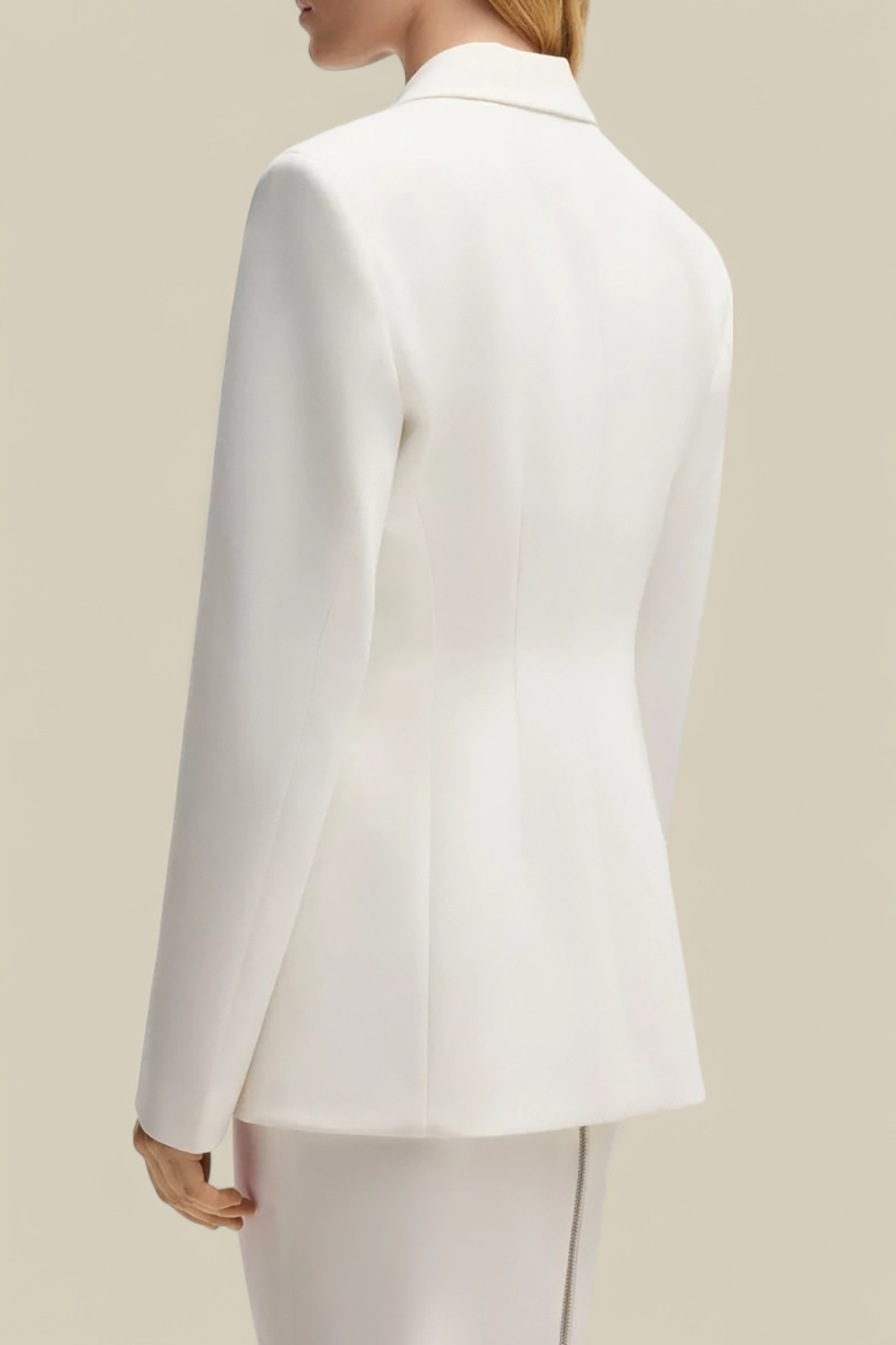 תמונת דוגמן אחורית של בלייזר מחויט