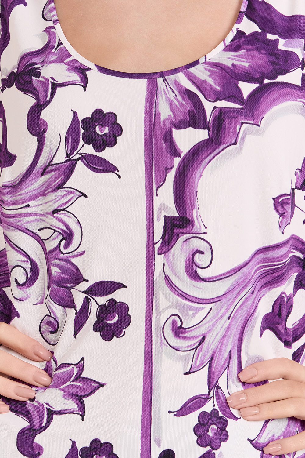 תמונת תקריב דוגמן של גופייה פרחונית