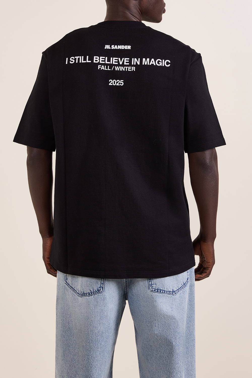 תמונת דוגמן אחורית של חולצת טי