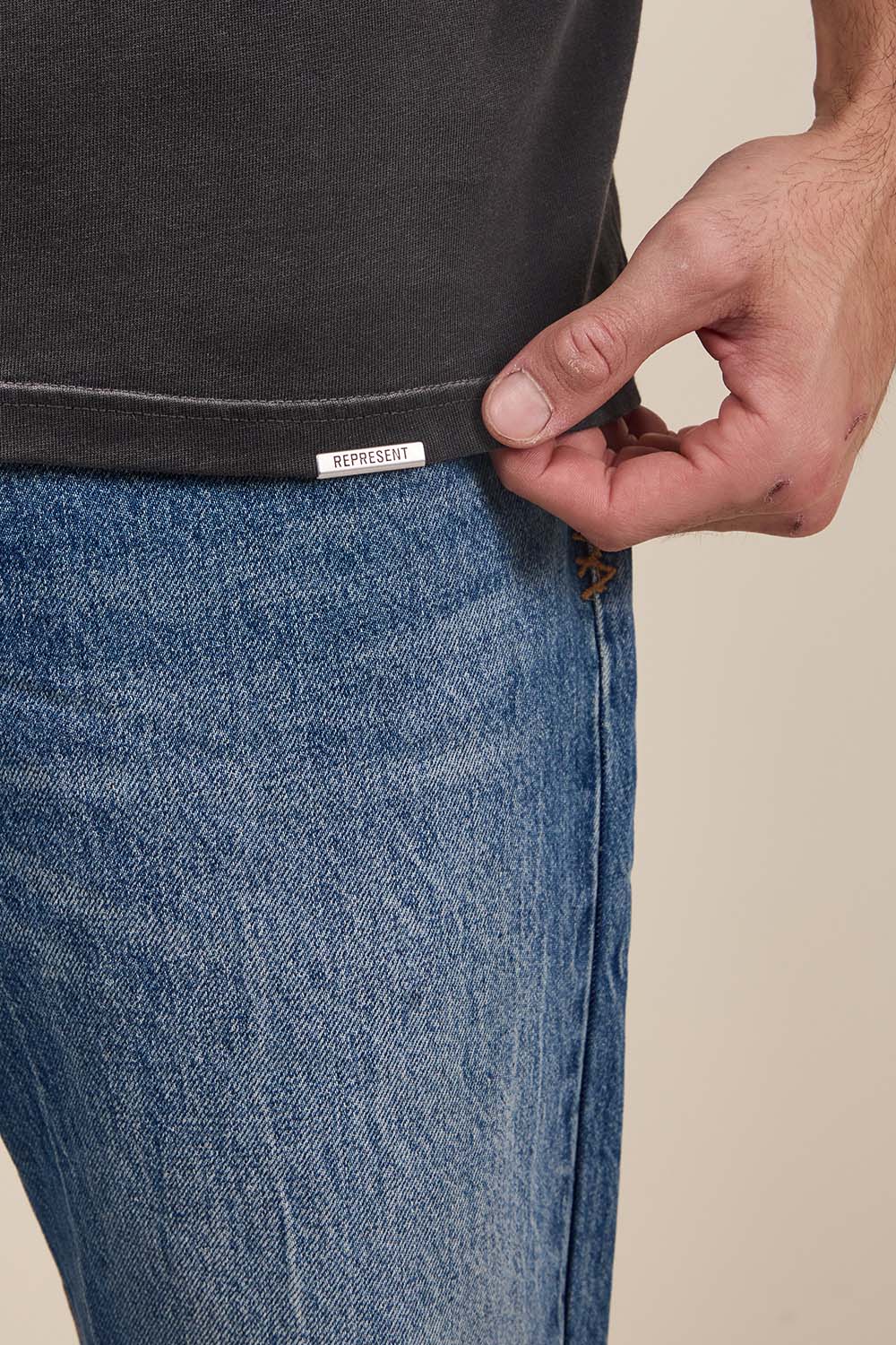 תמונת דוגמן אחורית של חולצת טי ריפרסנט x אואזיס