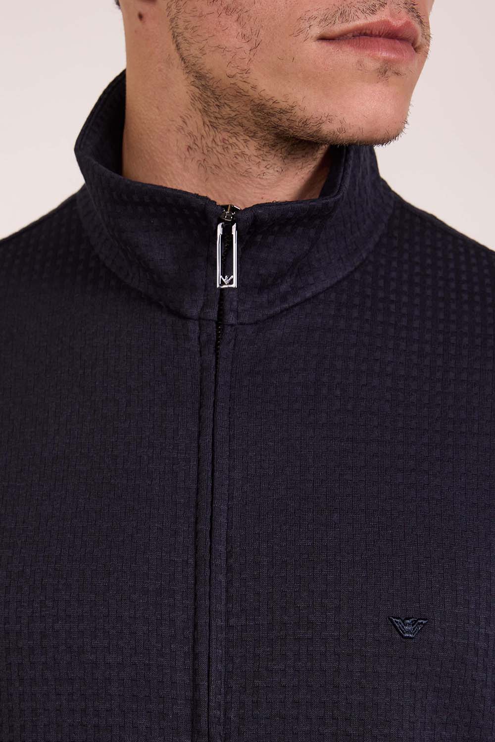 תמונת תקריב דוגמן של סווטשירט ופל