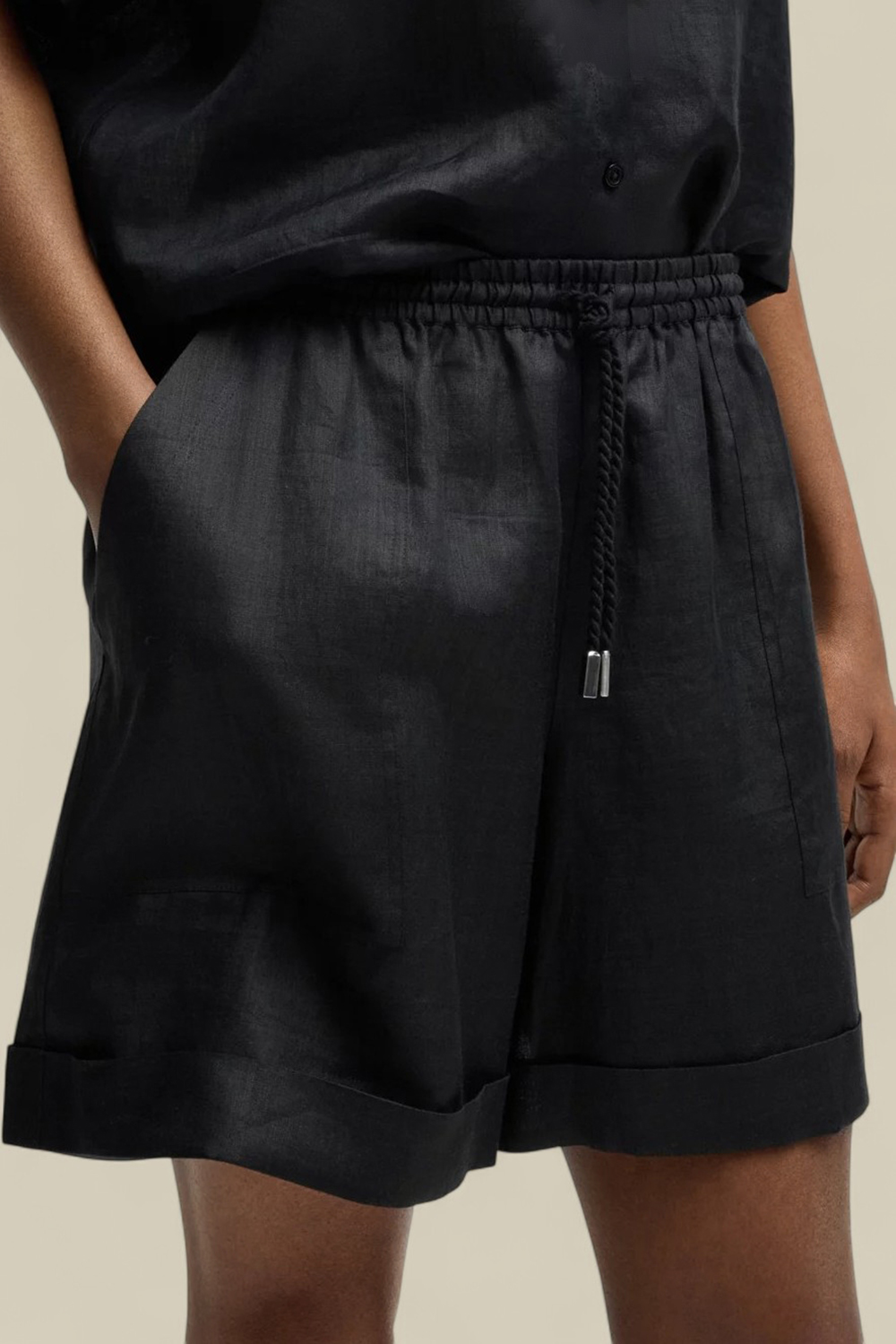 תמונת תקריב דוגמן של מכנסי ג'וג קצרים