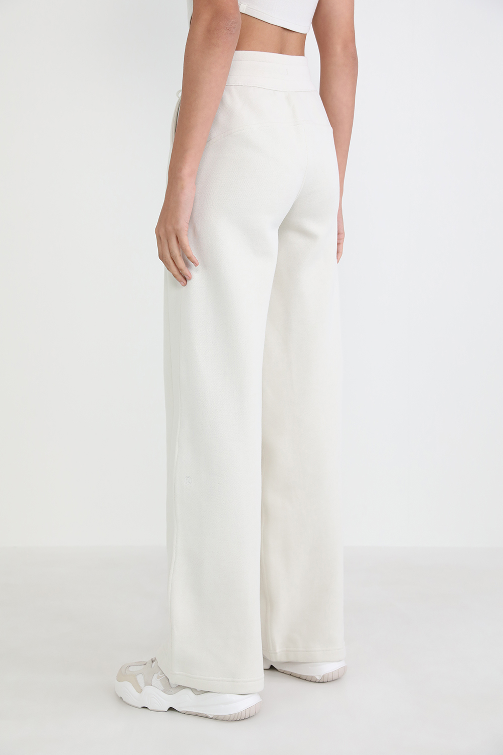 תמונת דוגמן אחורית של Scuba Mid-Rise Wide-Leg Pant