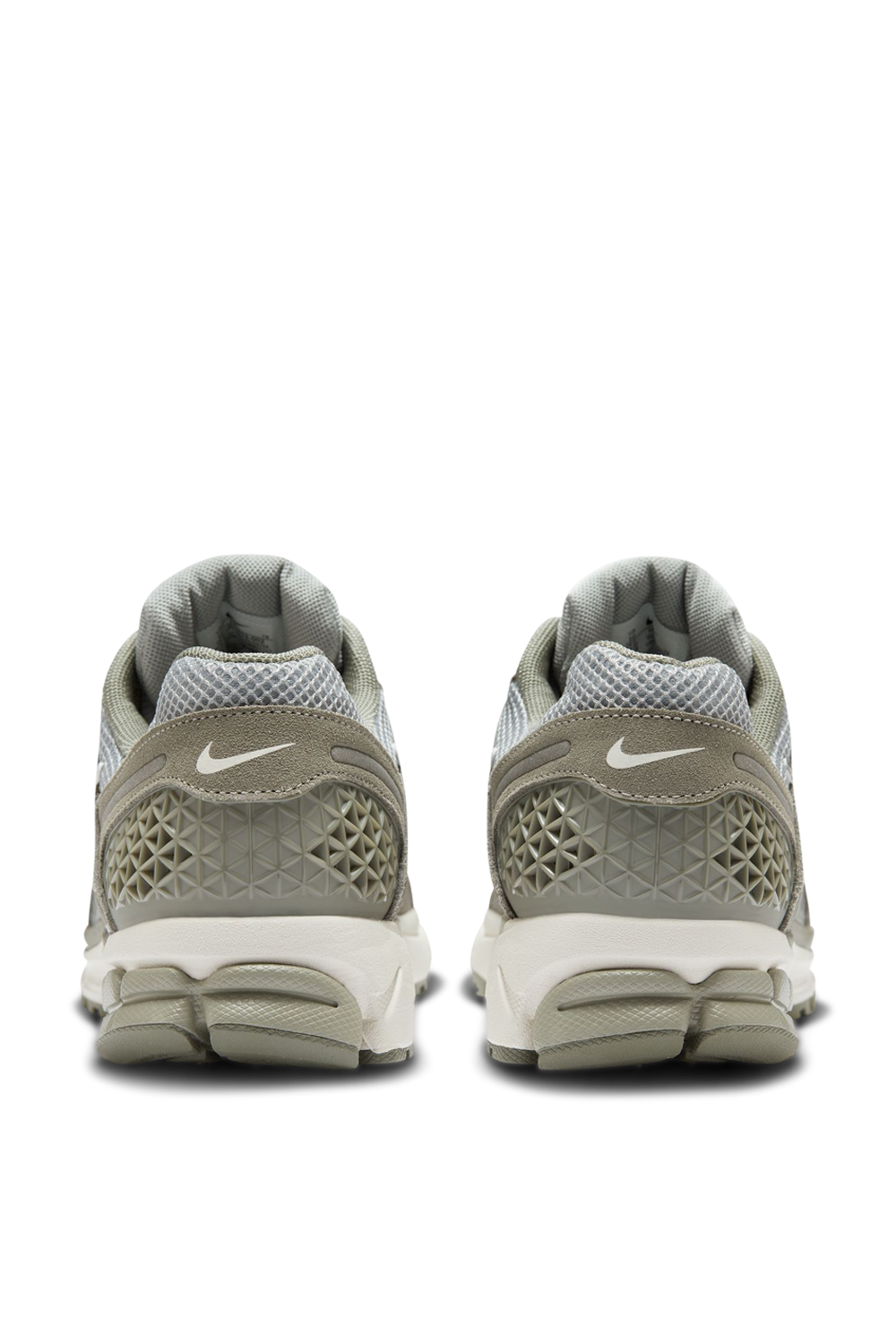 תמונת תקריב של נעלי סניקרס זום וומרו 5