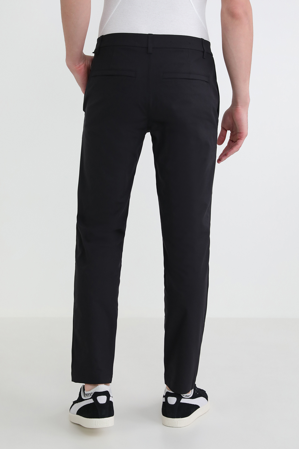 תמונת דוגמן אחורית של ABC Slim-Fit Pant 32