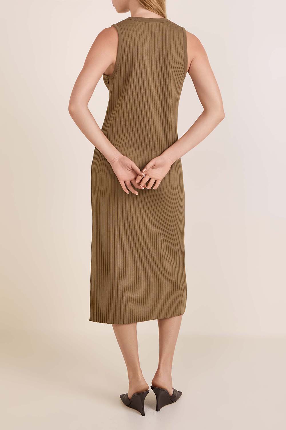 תמונת דוגמן אחורית של שמלת ריב