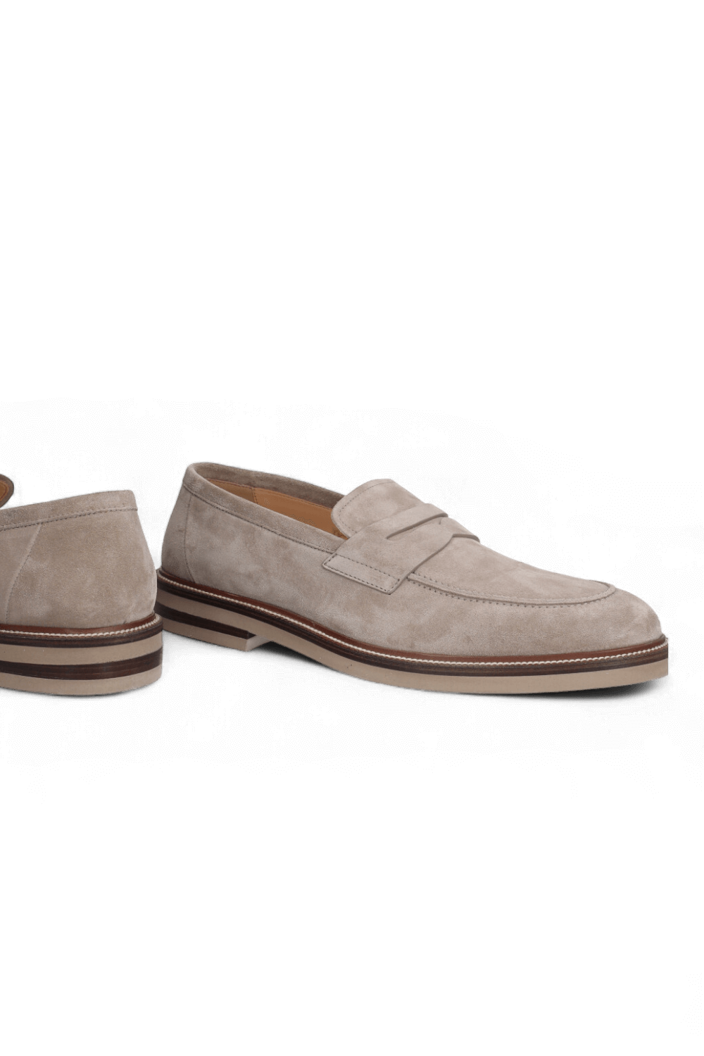 תמונת תקריב של נעלי מוקסינים