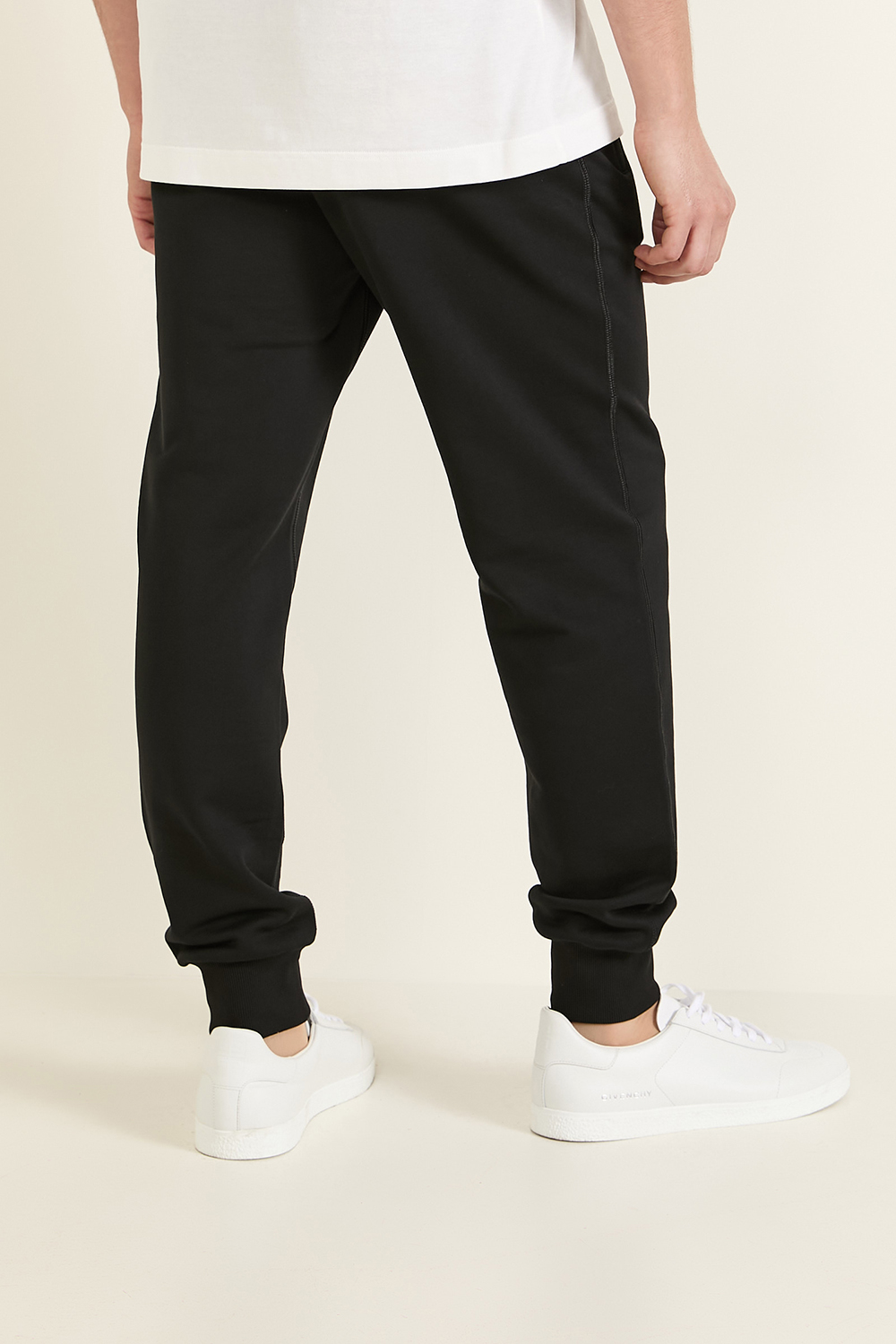 תמונת דוגמן אחורית של מכנסי ג'וגר