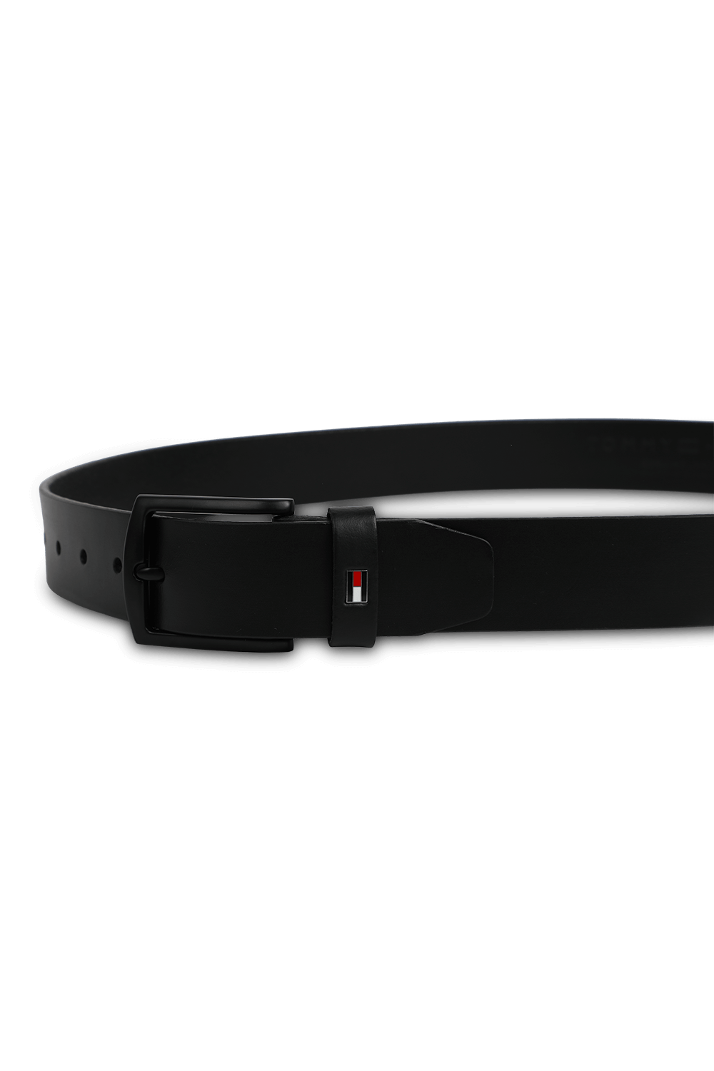 תמונת תקריב של חגורת עור עם לוגו