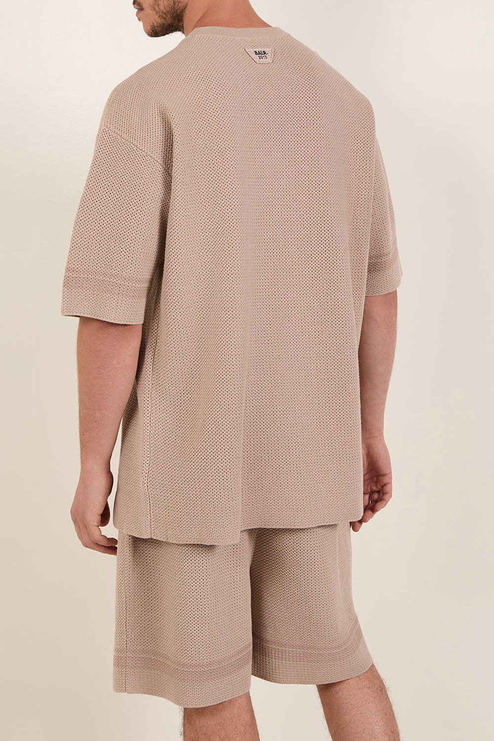 תמונת דוגמן אחורית של סט מכנסיים קצרים וחולצת טי