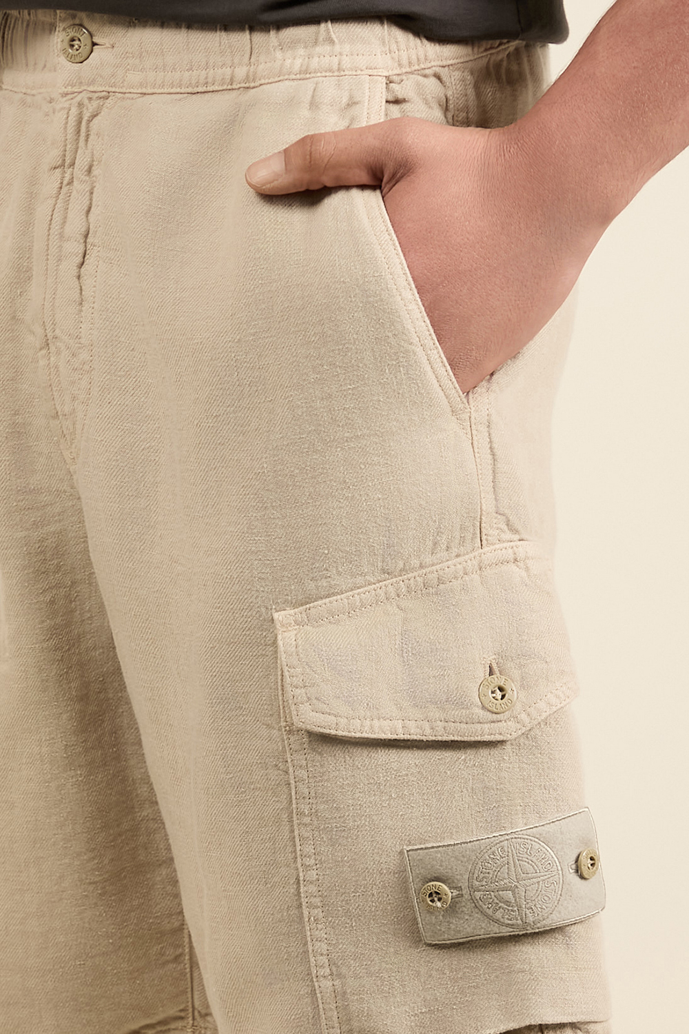 תמונת תקריב דוגמן של מכנסי ברמודה