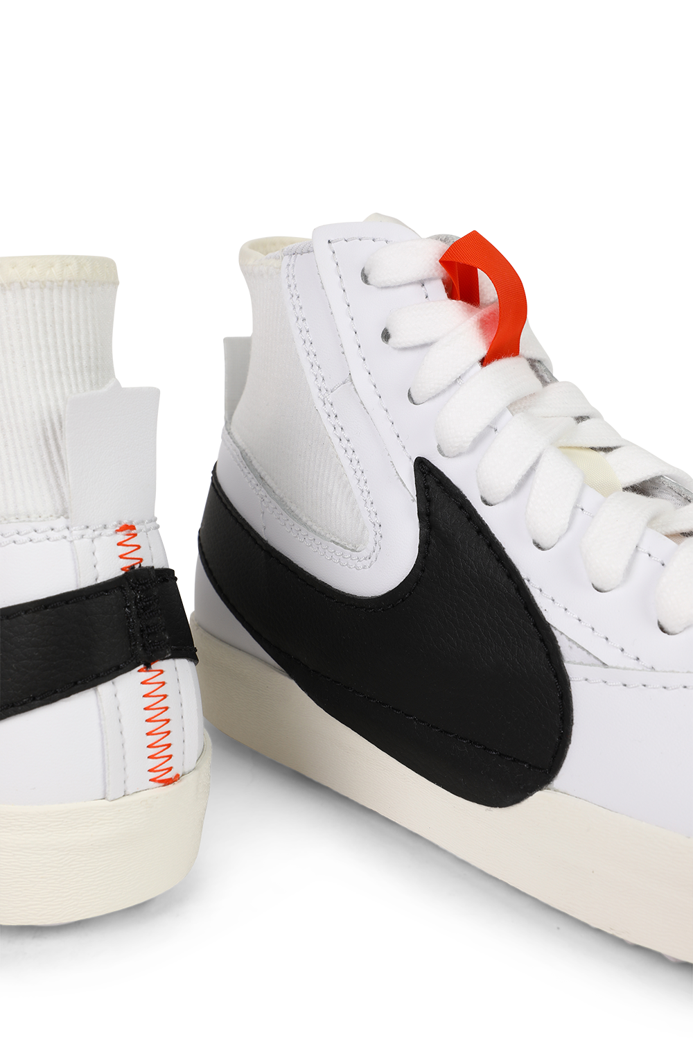 תמונת תקריב של סניקרס מיד בלייזר 77 ג'מבו