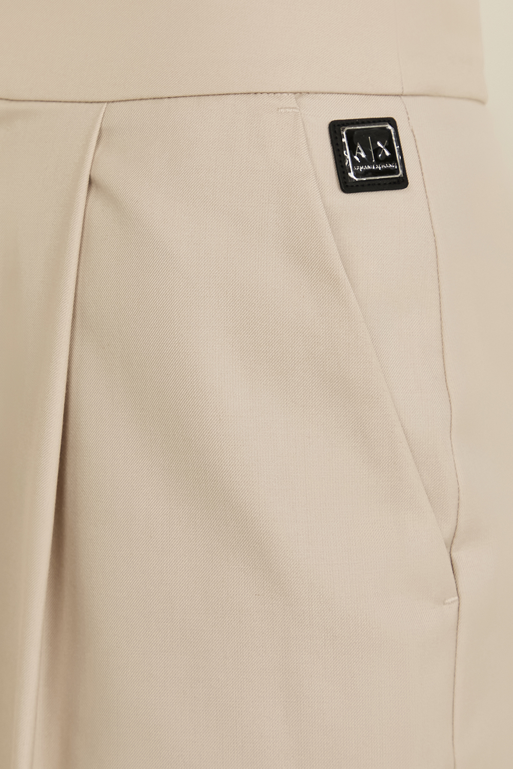 תמונת תקריב דוגמן של מכנסיים מחוייטים