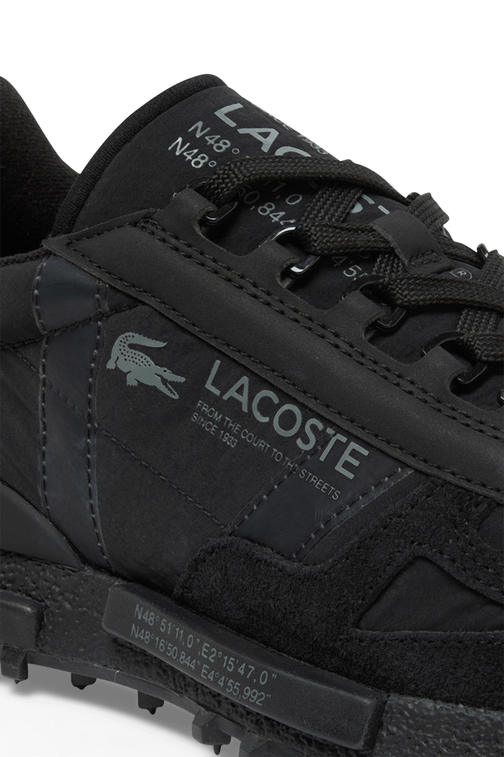 תמונת תקריב של נעלי סניקרס עלית אקטיב