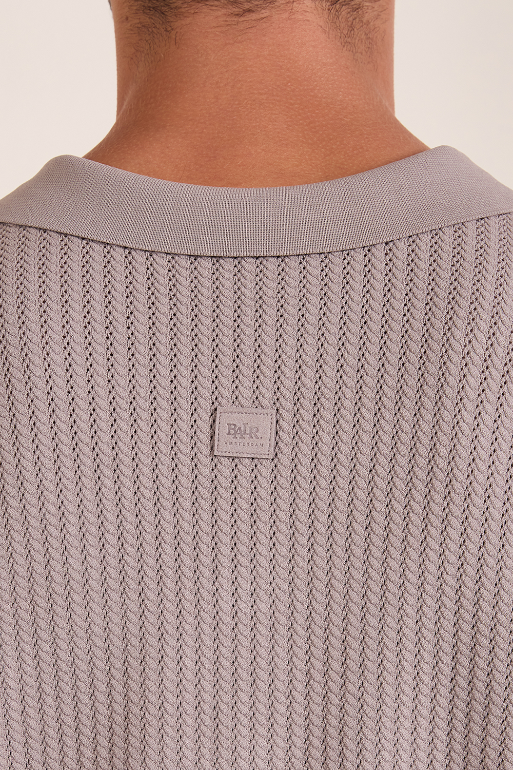 תמונת תקריב דוגמן של חולצת סריג פולו