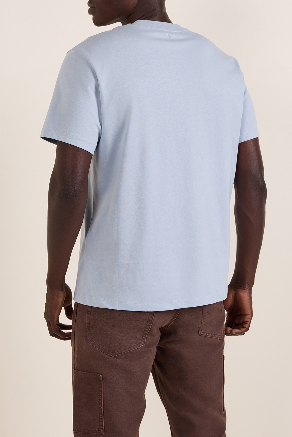 תמונת דוגמן אחורית של חולצת טי