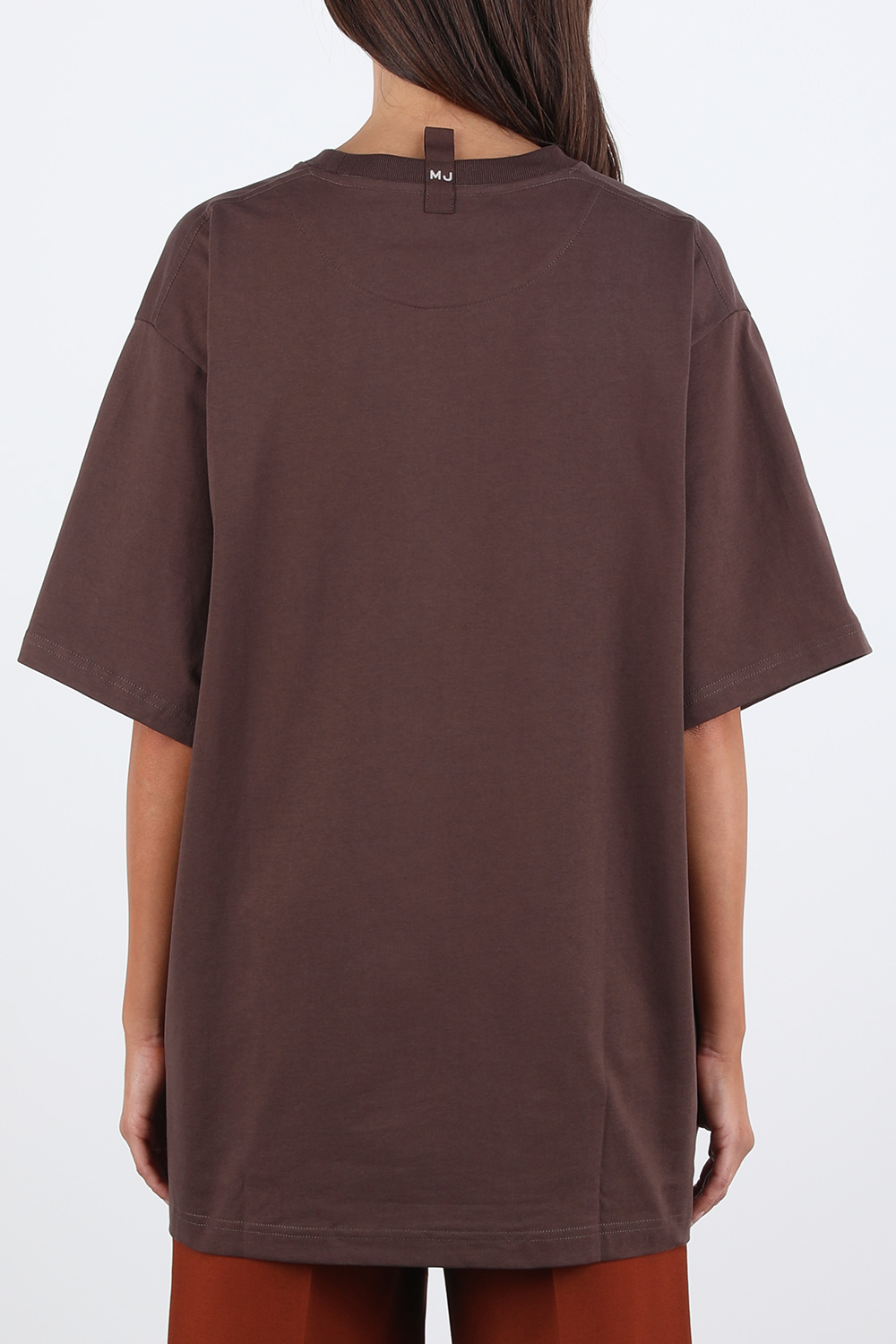 תמונת דוגמן אחורית של טי שירט קצרה אוברסייז עם לוגו בגוון חום