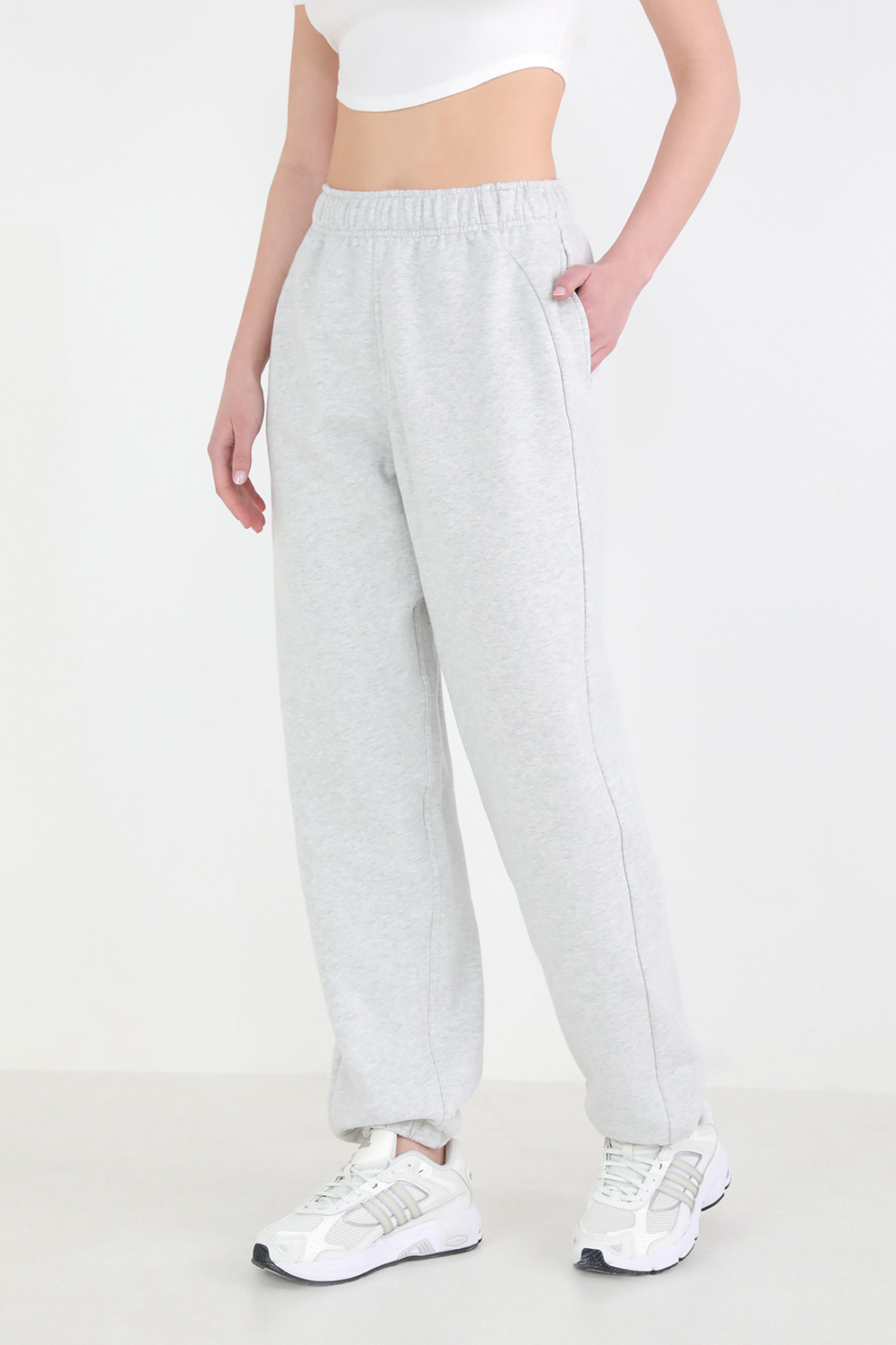 תמונת דוגמן קידמית של Scuba Mid-Rise Oversized Jogger Regular