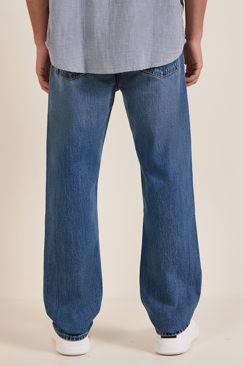 תמונת דוגמן אחורית של מכנסי ג'ינס בגזרה ישרה