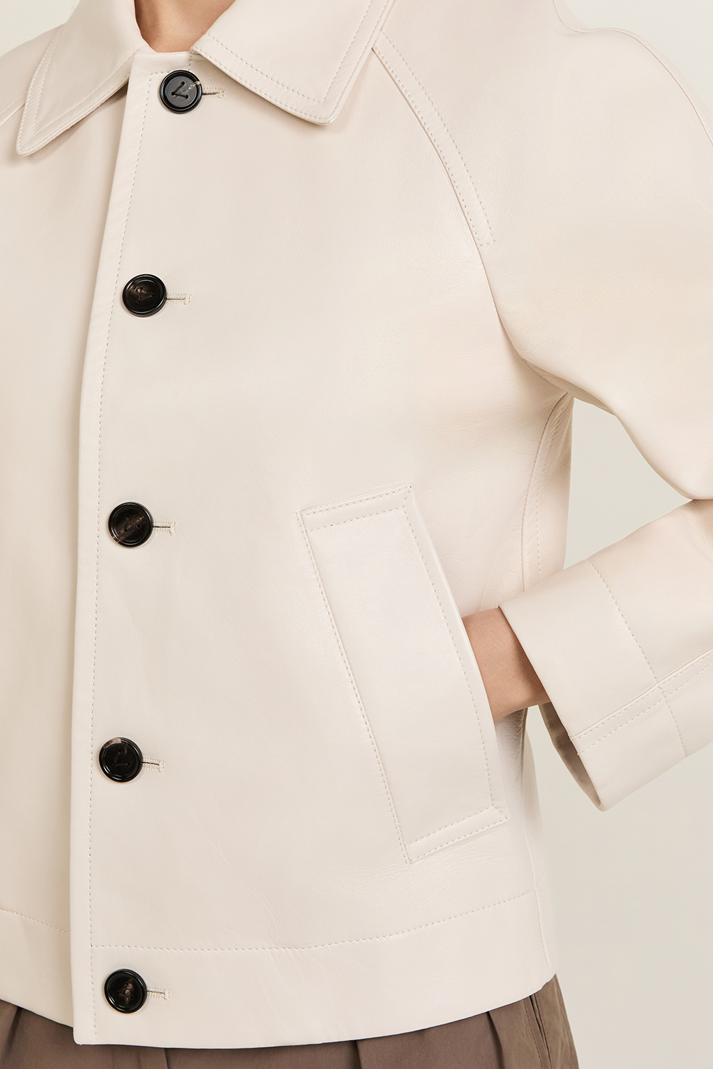 תמונת תקריב דוגמן של ז'קט עור