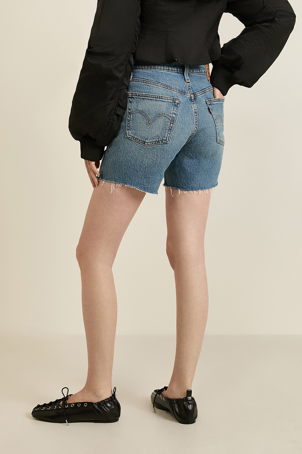 תמונת דוגמן אחורית של מכנסי ג'ינס קצרים 501