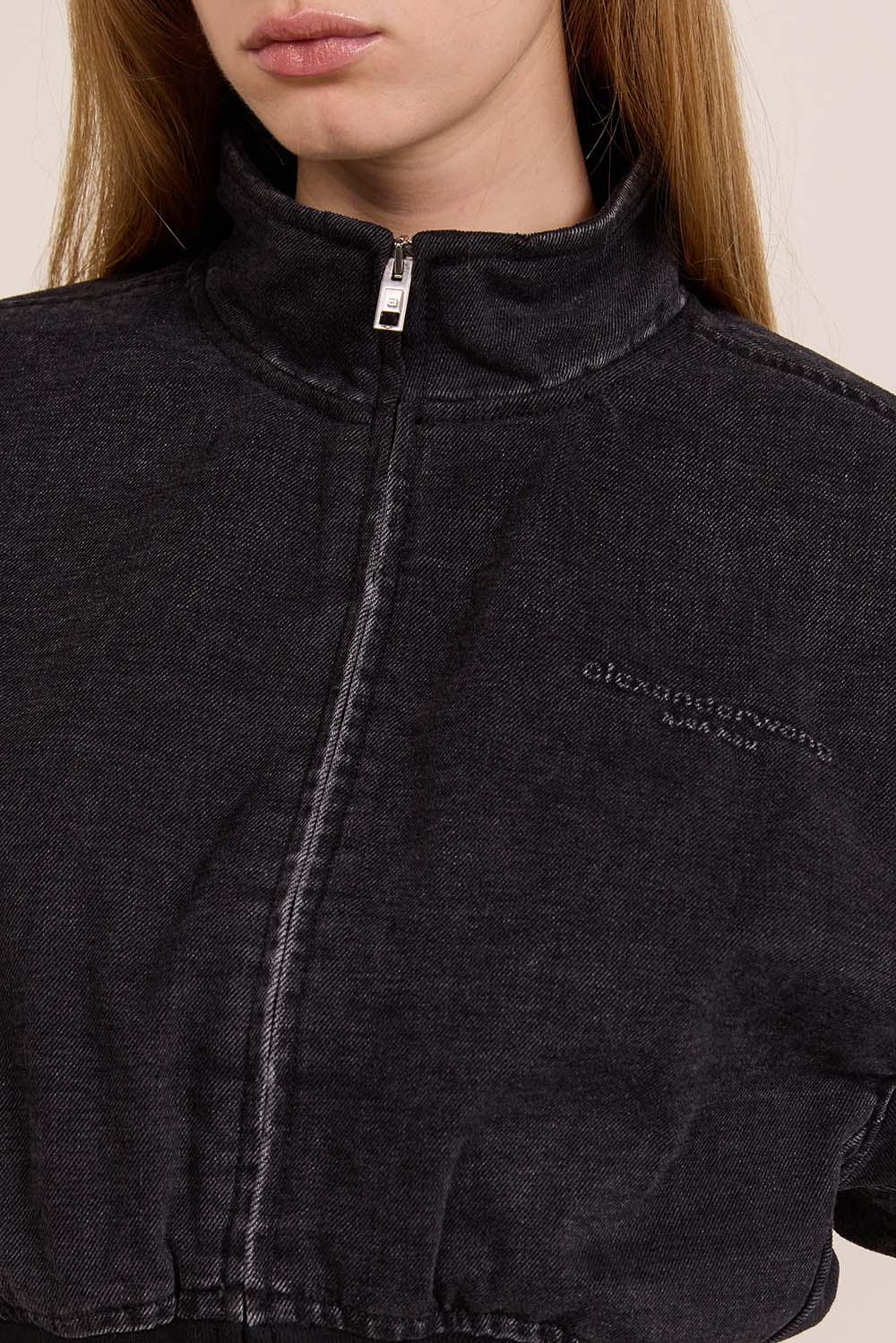 תמונת תקריב דוגמן של ז'קט בומבר ג'ינס