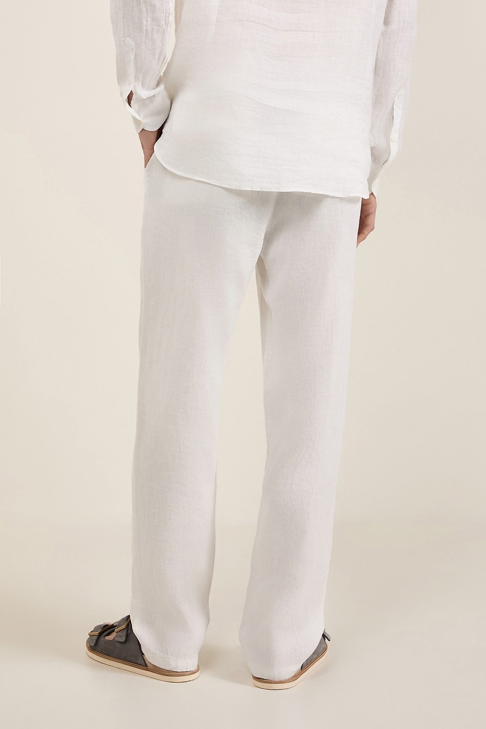 תמונת דוגמן אחורית של מכנסיים ארוכים מפשתן