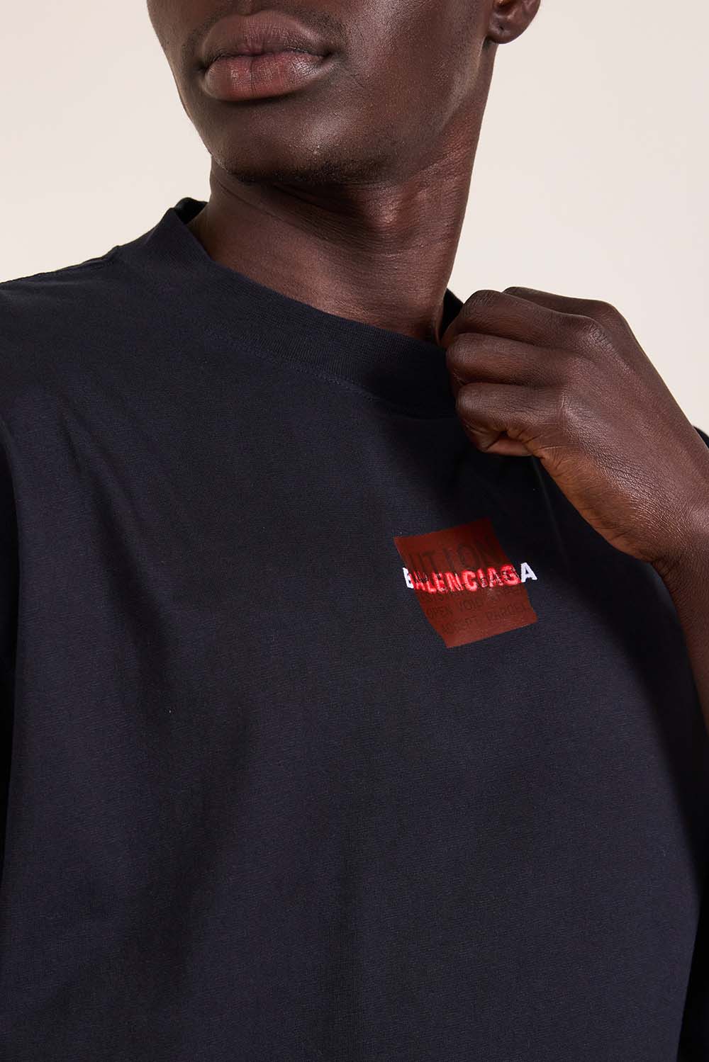 תמונת תקריב דוגמן של חולצת טי