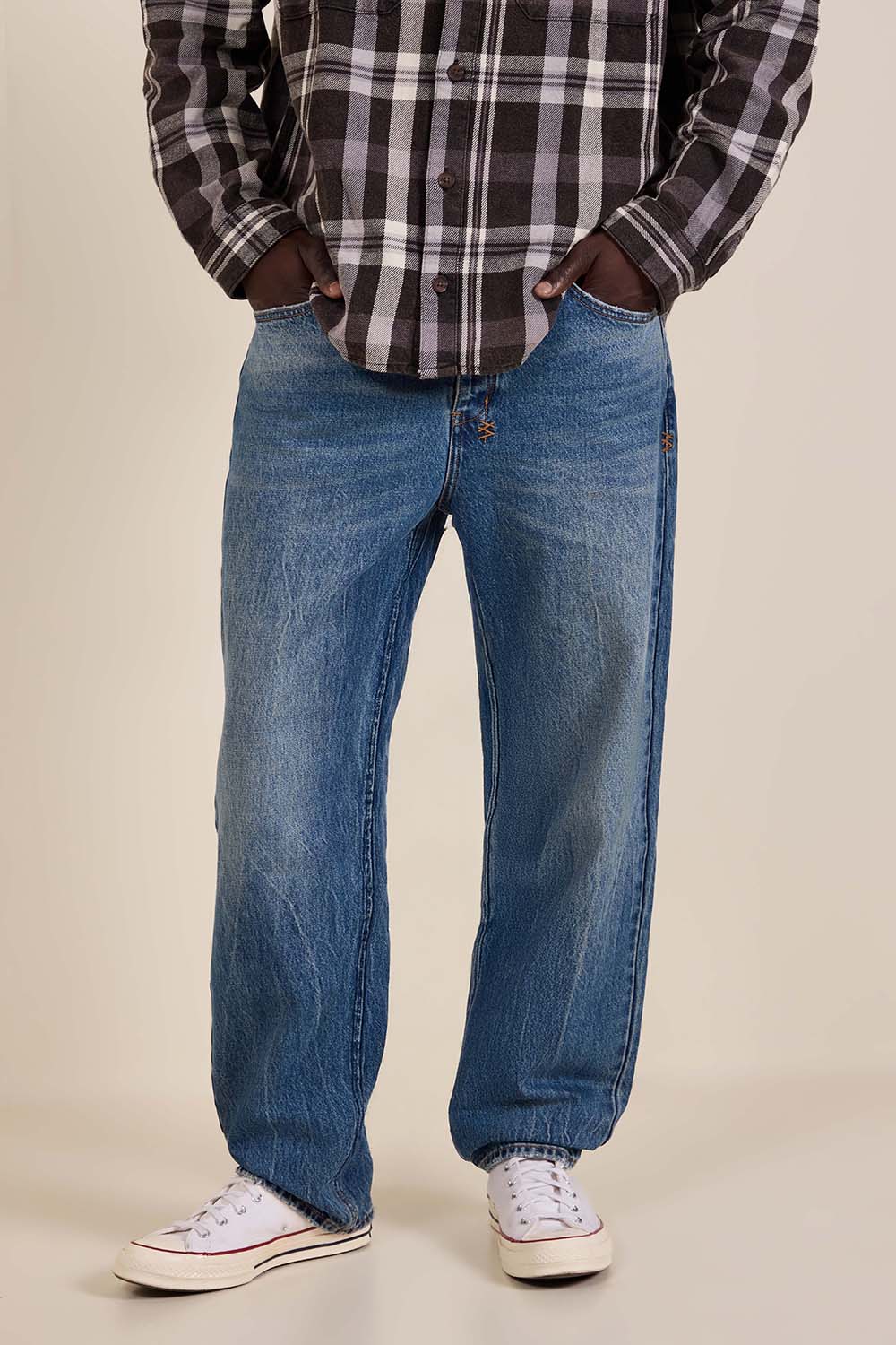 תמונת דוגמן קידמית של מכנסי ג'ינס ישרים