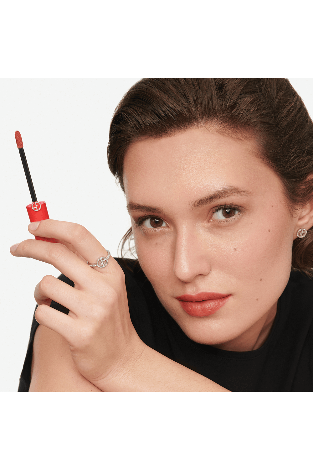 תמונת תקריב של שפתון ליפ מאסטרו בגימור מאט קטיפתי 423