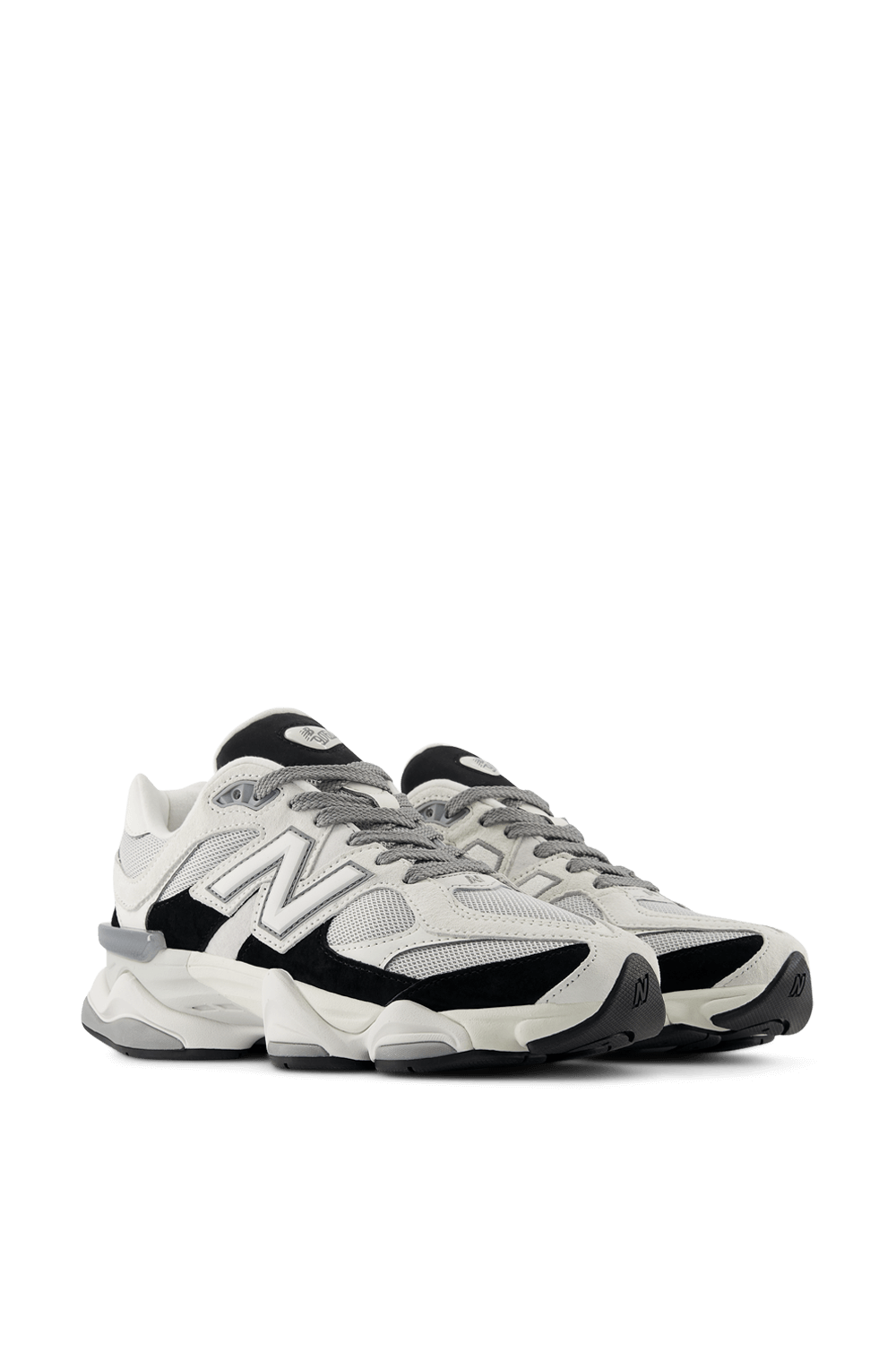 תמונת תקריב של נעלי סניקרס 9060