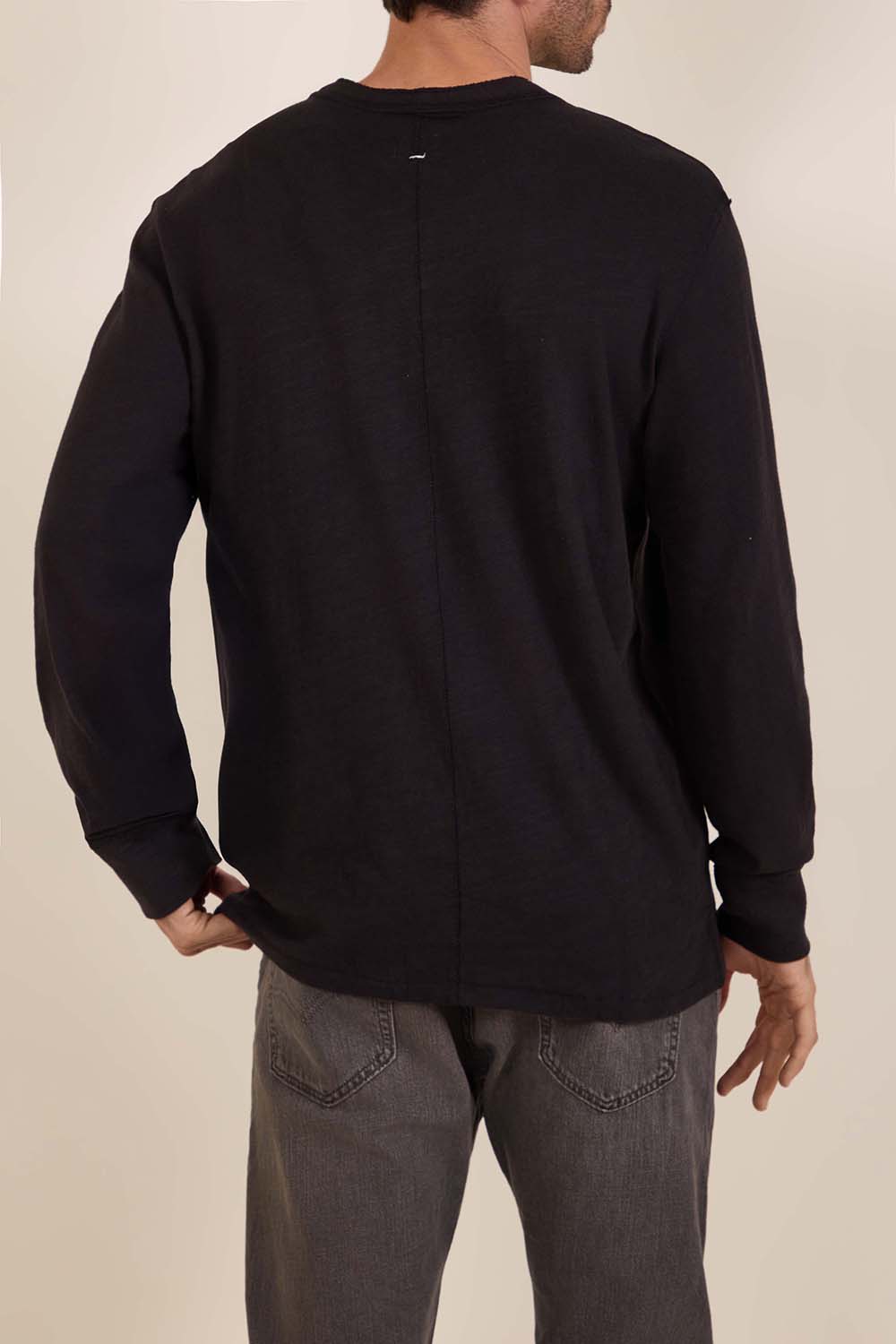 תמונת דוגמן אחורית של חולצת טי שרוול ארוך