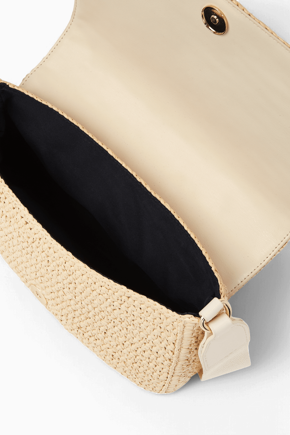 תמונת תקריב של תיק קרוסבודי רפיה