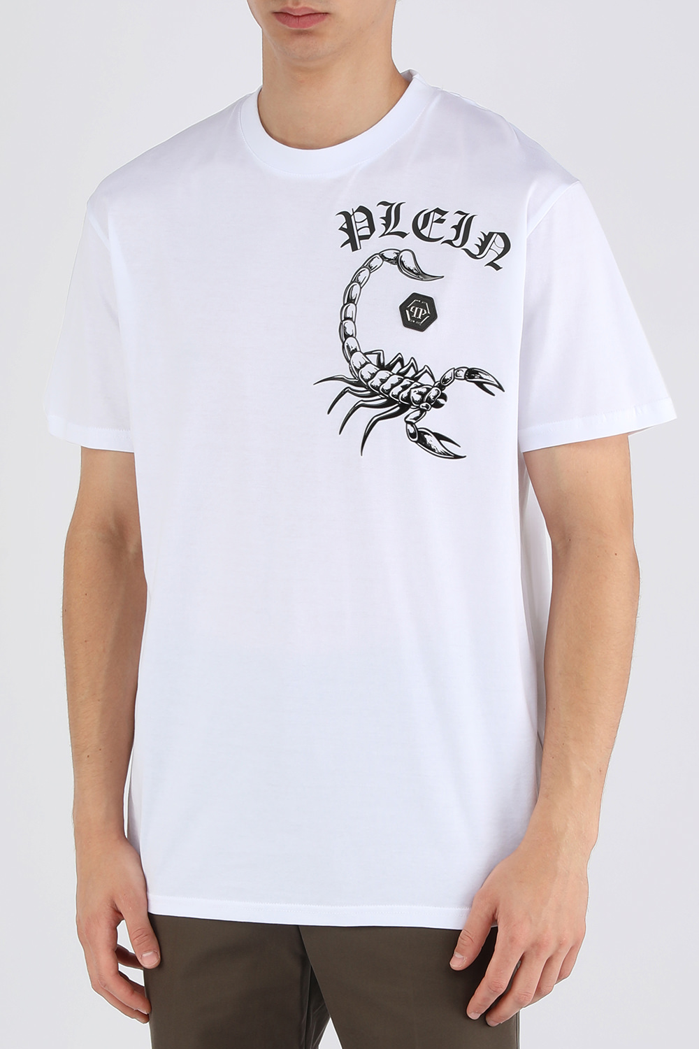 תמונת דוגמן קידמית של חולצת טי עם הדפס עקרב ופאץ' לוגו